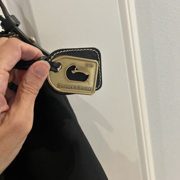 DOONEY & BOURKE black nylon shoulder bag with Black and brown leather trim - Picture 4 of 11